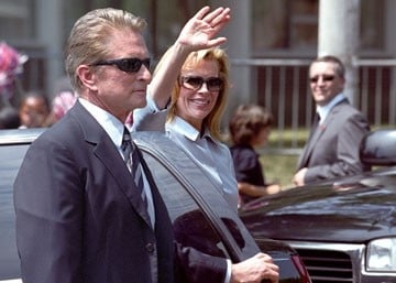 Michael Douglas con Kim Basinger in  una scena del film The Sentinel