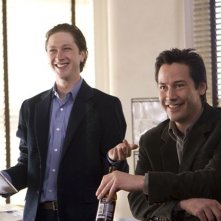 Ebon Moss-Bachrach e Keanu Reeves in una scena del film  La casa sul lago del tempo