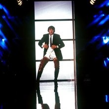 Joel Edgerton in una scena di Kinky Boots