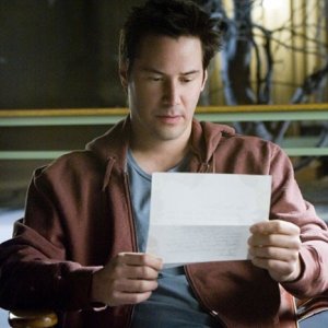 Keanu Reeves legge una lettera nel film  La casa sul lago del tempo