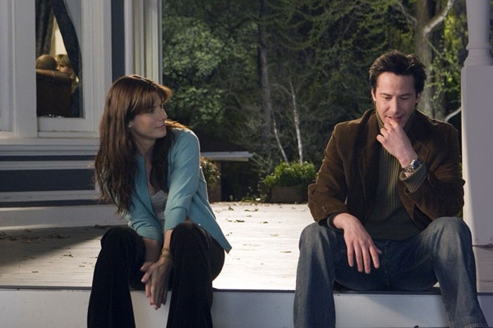 Sandra Bullock seduta accanto a Keanu Reeves in una scena del film  La casa sul lago del tempo