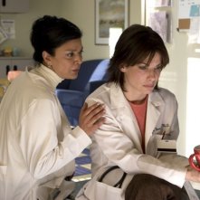 Shohreh Aghdashloo E Sandra Bullock In Una Scena Del Film La Casa Sul Lago Del Tempo 27712