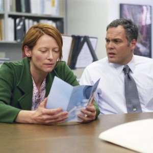 Tilda Swinton e Vincent D'Onofrio in una scena del film Thumbsucker - il succhiapollice