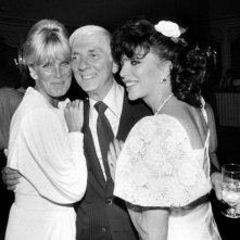 Aaron Spelling con Linda Evans e Joan Collins