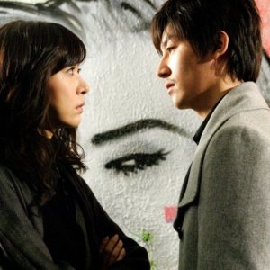 Sung Hyun-ah accanto a Ha Jung-woo in una scena del film Time