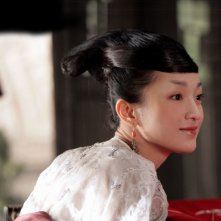 Zhou Xun in una sequenza del film The Banquet