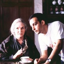 Fionnula Flanagan con Alejandro Amenábar sul set di The Others