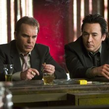 Billy Bob Thornton con John Cusack in una scena del film The Ice Harvest