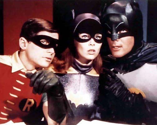 Adam West, Burt Ward ed Yvonne Craig nella serie tv 'Batman'