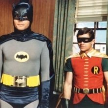 Adam West accanto a Burt Ward nella serie tv 'Batman'