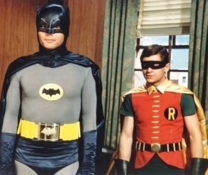 Adam West accanto a Burt Ward nella serie tv 'Batman'