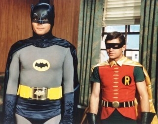 Adam West accanto a Burt Ward nella serie tv 'Batman'