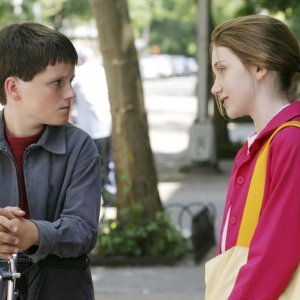Charlie Ray accanto a Josh Hutcherson in una scena del film Innamorarsi a Manhattan
