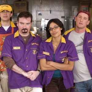 Trevor Fehrman, Brian O'Halloran, Rosario Dawson e Jeff Anderson in una scena di Clerks II