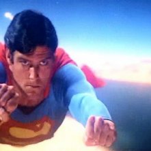 Christopher Reeve in una scena d'azione di SUPERMAN