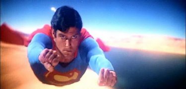 Christopher Reeve in una scena d'azione di SUPERMAN