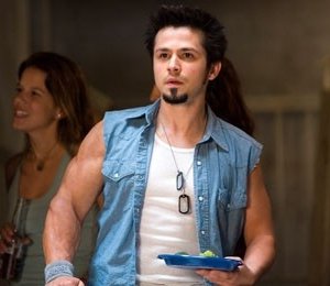 Freddy Rodriguez in una scena di Lady in the Water
