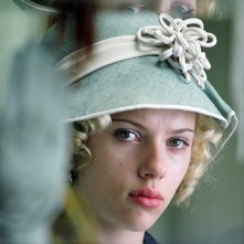 Scarlett Johansson in una scena del film in costume Le seduttrici