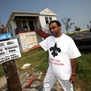 Il regista Spike Lee in una scena del documentario When the Leeves Broke. A Requiem in Four Acts