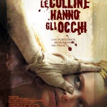 La locandina italiana di Le colline hanno gli occhi