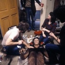 John Landis, Rick Baker e David Naughton sul set di Un lupo mannaro americano a Londra