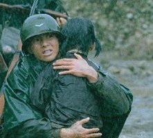 Una scena del film Sotto due bandiere