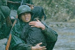 Una scena del film Sotto due bandiere