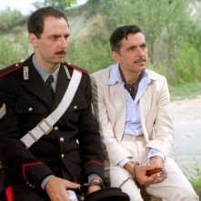 Neri Marcorè e Vincenzo Salemme in una scena del film Baciami piccina