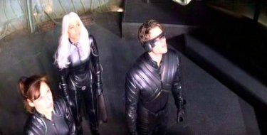 Famke Janssen, Halle Berry & James Marsden in una scena di X-MEN