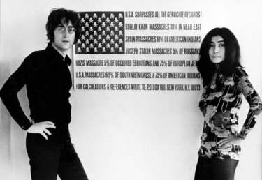 John Lennon e Yoko Ono in una scena tratta dal documentario The U.S. vs. John Lennon