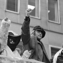 John Lennon e Yoko Ono in una scena del documentario The US vs. John Lennon