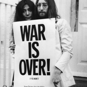 John Lennon e Yoko Ono in una scena del documentario The U.S. vs. John Lennon