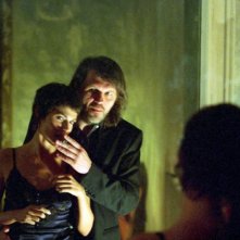 Emir Kusturica e Valeria Solarino in una scena del film Viaggio segreto