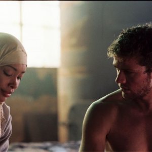 Gina Torres e Ryan Phillippe in una scena del film Five Fingers