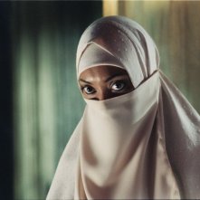 Gina Torres con il volto velato in una scena del film Five Fingers