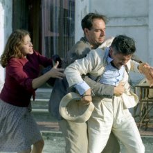 Neri Marcorè con Elena Russo e Vincenzo Salemme in una scena del film Baciami piccina