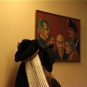 Una scena del film L'udienza è aperta