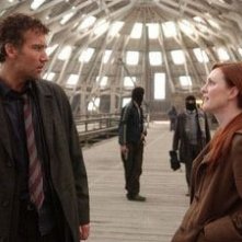 Clive Owen accanto a Julianne Moore ne I figli degli uomini