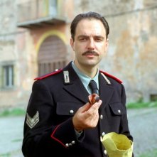 Neri Marcorè in una sequenza del film Baciami piccina