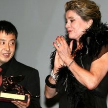 Il vincitore del Leone dìoro Jia Zhang-Ke con la presidentessa della giuria di Venezia 63. Catherine Deneuve