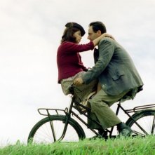 Neri Marcorè e Elena Russo in una scena del film Baciami piccina