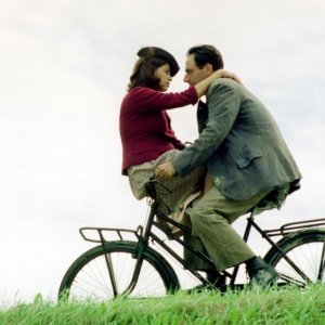 Neri Marcorè e Elena Russo in una scena del film Baciami piccina