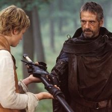 Edward Speleers e Jeremy Irons in una scena del fantasy Eragon