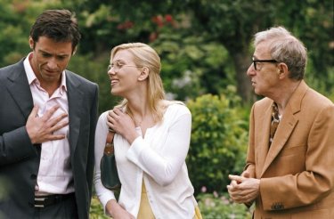 Hugh Jackman, Scarlett Johansson e Woody Allen in una scena di Scoop