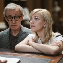 Scarlett Johansson e Woody Allen in una scena di Scoop