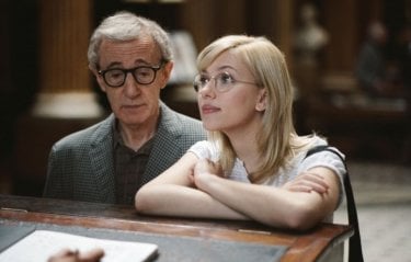 Scarlett Johansson e Woody Allen in una scena di Scoop