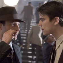 Aaron Eckhart  e Josh Hartnett in una scena di The Black Dahlia