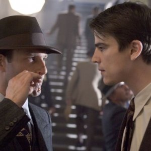 Aaron Eckhart  e Josh Hartnett in una scena di The Black Dahlia