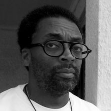 Primo piano di Spike Lee in una scena del documentario When the Leeves Broke. A Requiem in Four Acts