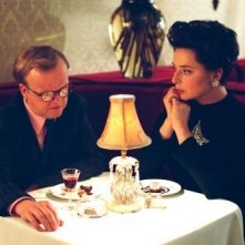 Toby Jones e Isabella Rossellini in una scena di Infamous